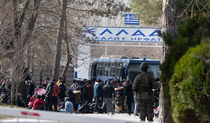 Να περάσουν τα ελληνοτουρκικά σύνορα στον Έβρο περιμένουν πρόσφυγες και μετανάστες