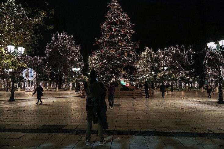 Χριστουγεννιάτικη ατμόσφαιρα στην πλατεία Συντάγματος μετά τη φωταγώγηση του δέντρου