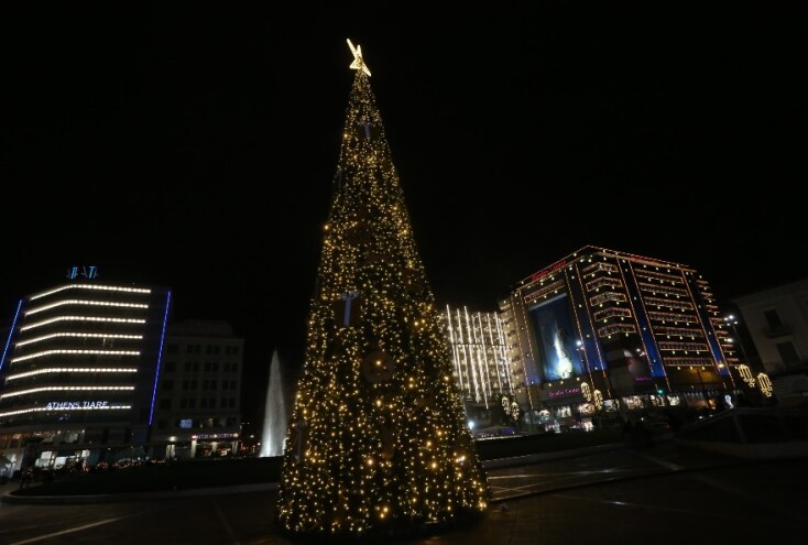 Εικόνες από τη Χριστουγεννιάτικη φωταγώγηση της πλατείας Συντάγματος