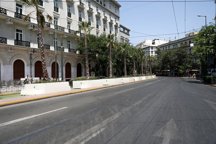 «Μεγάλος Περίπατος»: H «ειδική τεχνολογία αντί-γκράφιτι» βοήθησε τα συνεργεία του Δήμου Αθηναίων να απομακρύνουν εύκολα και γρήγορα τα συνθήματα από τις ζαρντινιέρες με τους φοίνικες κατά μήκος της οδού Πανεπιστημίου