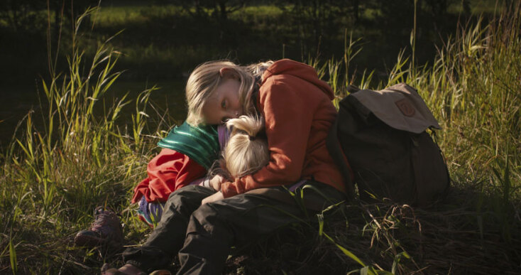 Δύο ξανθά κορίτσια από την ταινία «Sisters - The Summer We Found Our Superpowers»