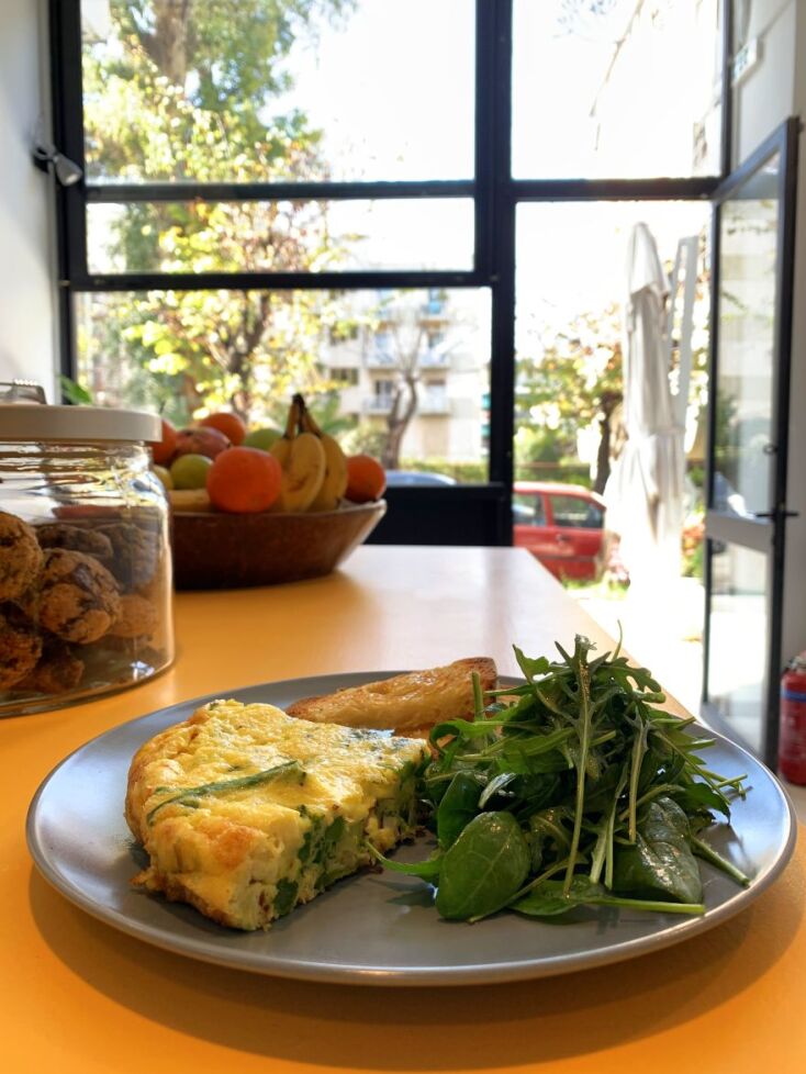 Ομελέτα φούρνου από βιολογικά αυγά με μπρόκολο, απάκι κοτόπουλο και πράσο. Σερβίρεται με σαλάτα και φρυγανισμένο προζυμένιο ψωμί