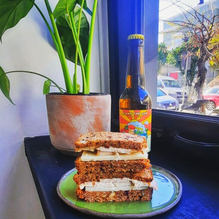 Σπιτικό σάντουιτς με γλυκό ψωμί, ψητή γαλοπούλα και γραβιέρα