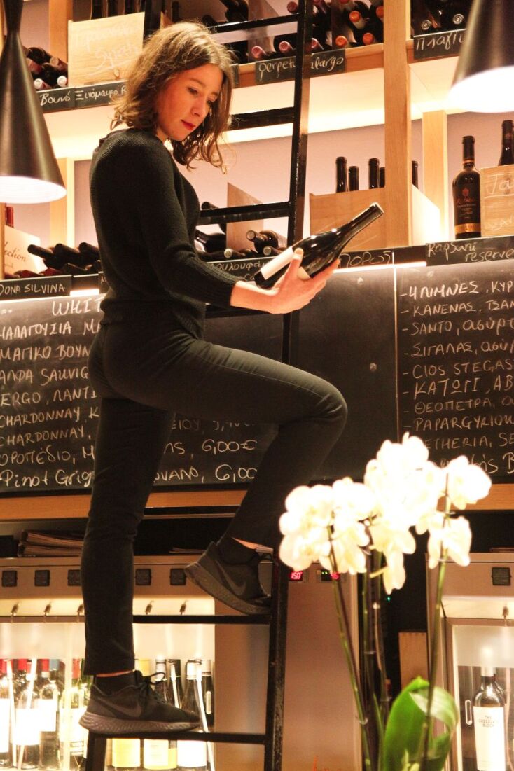 Η κάβα του By the Glass διαθέτει πάνω από 500 ετικέτες του ελληνικού και ξένου αμπελώνα