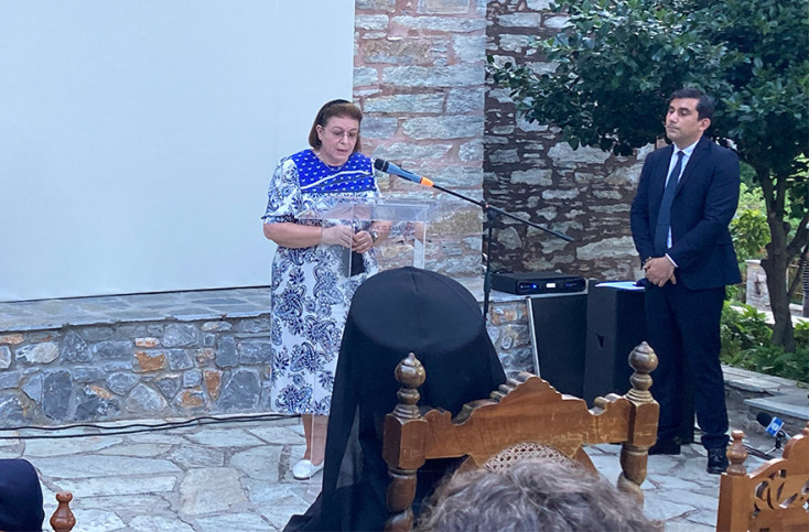 Η υπουργός Πολιτισμού, Λίνα Μενδώνη, στην εκδήλωση για τα εγκαίνια της εικαστικής έκθεσης «Πρώτη Σημαία» στο μοναστήρι του Ευαγγελισμού της Θεοτόκου στη Σκιάθο