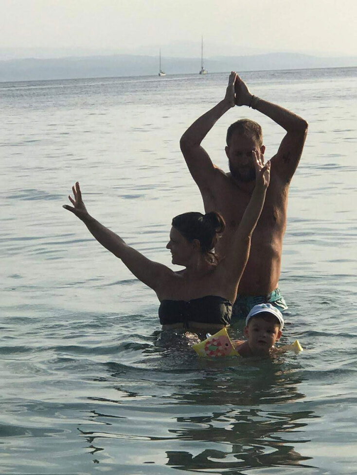 Η ηθοποιός Μαρίνα Ασλάνογλου με την οικογένειά της