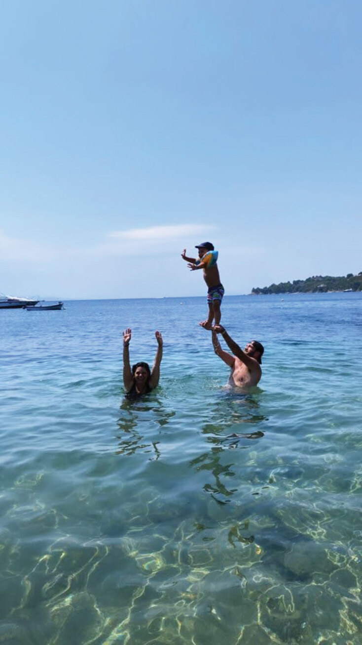 Η ηθοποιός Μαρίνα Ασλάνογλου με την οικογένειά της