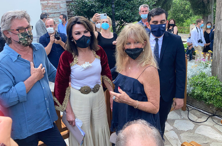 Η Γιάννα Αγγελοπούλου με την Γκόλντι Χον και τον σύζυγος της, Κερτ Ράσελ, στην εκδήλωση για τα εγκαίνια της εικαστικής έκθεσης «Πρώτη Σημαία» στο μοναστήρι του Ευαγγελισμού της Θεοτόκου στη Σκιάθο © ΑΠΕ-ΜΠΕ/ΑΠΕ-ΜΠΕ/STR