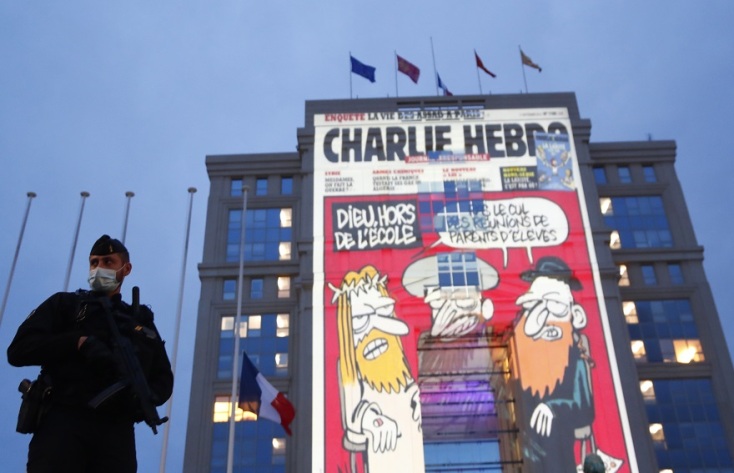 Σκίτσα του Charlie Hebdo σε κυβερνητικά κτίρια