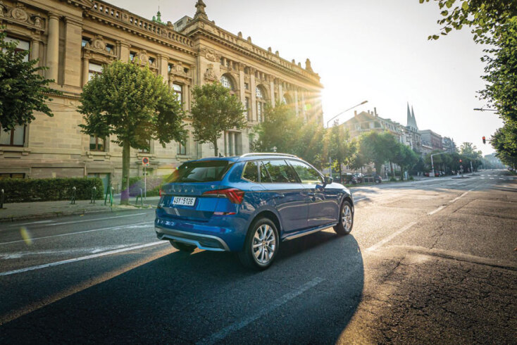 Μπλε αυτοκίνητο Skoda Kamiq