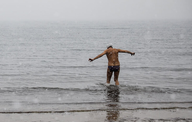 Κολυμβητής τρέχει στα χιόνια και βουτά στη θάλασσα