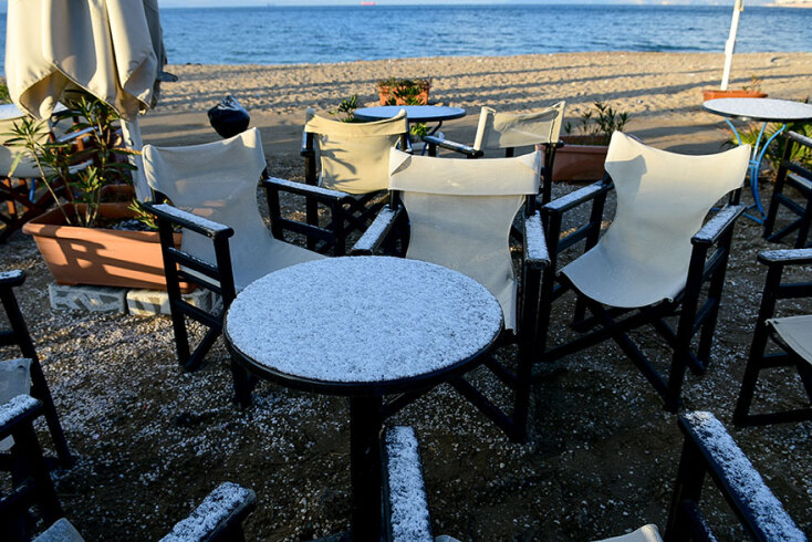 Παλαιό Φάληρο: Το χιόνι έφθασε στην παραλία