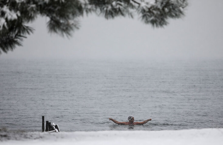 Κολυμβητής τρέχει στα χιόνια και βουτά στη θάλασσα