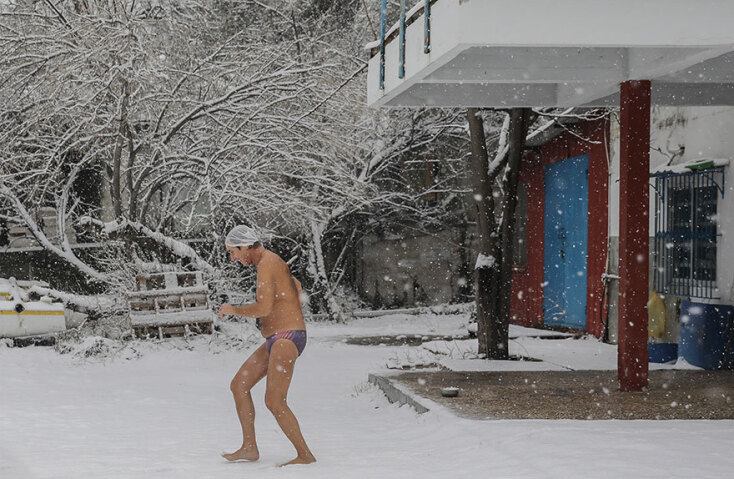 Κολυμβητής τρέχει στα χιόνια και βουτά στη θάλασσα