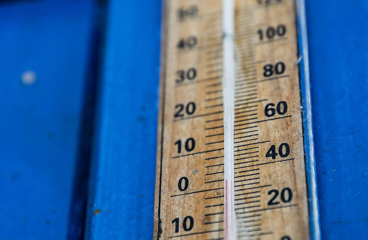 Κολυμβητής τρέχει στα χιόνια και βουτά στη θάλασσα