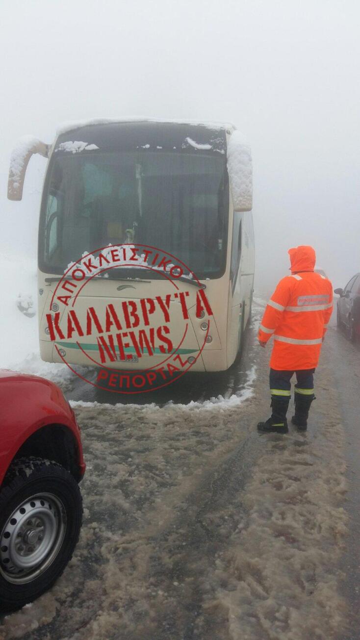 Καλάβρυτα: Τουριστικό λεωφορείο στο οποίο επέβαινε μια έγκυος, ακινητοποιήθηκε στα χιόνια