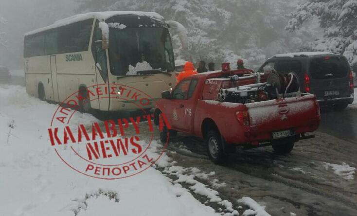Καλάβρυτα: Τουριστικό λεωφορείο στο οποίο επέβαινε μια έγκυος, ακινητοποιήθηκε στα χιόνια