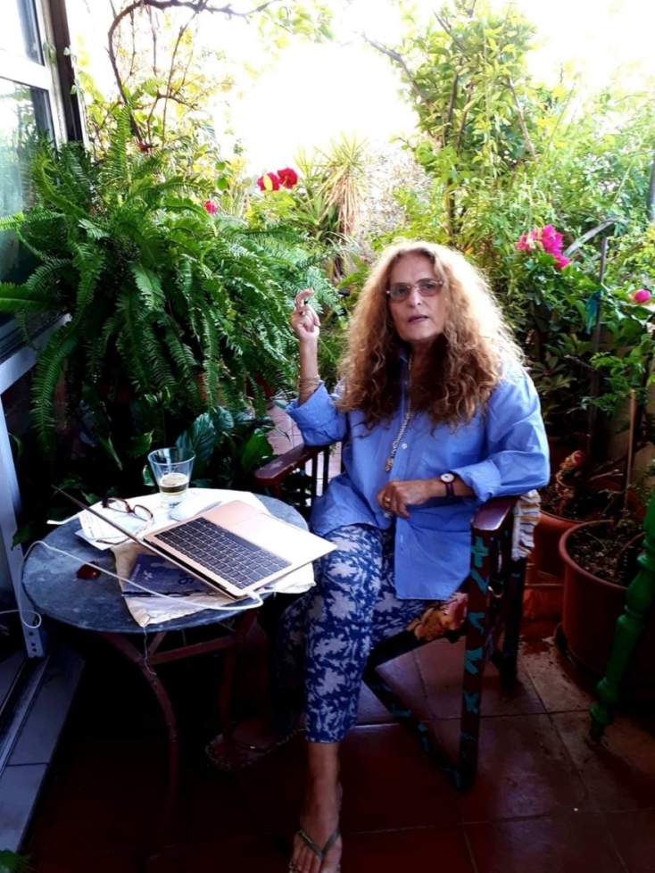 #menoumespiti με την Athens Voice: Η ηθοποιός Σοφία Φιλιππίδου περιγράφει μία μέρα στο σπίτι, εν μέσω πανδημίας κορωνοϊού.