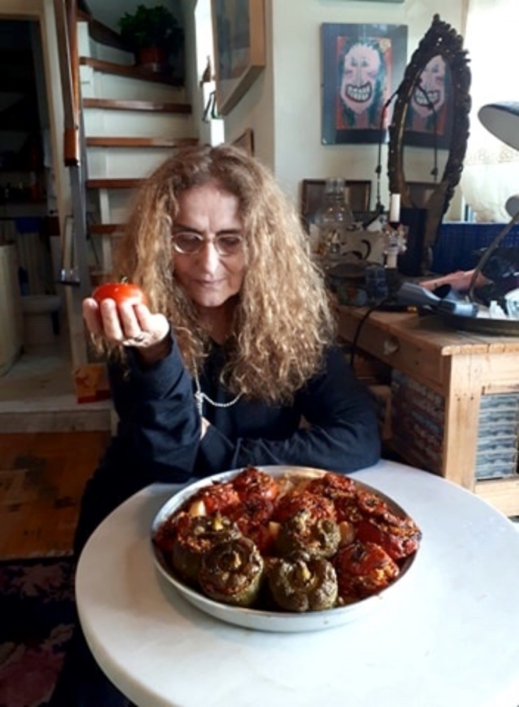 #menoumespiti με την Athens Voice: Η ηθοποιός Σοφία Φιλιππίδου περιγράφει μία μέρα στο σπίτι, εν μέσω πανδημίας κορωνοϊού.