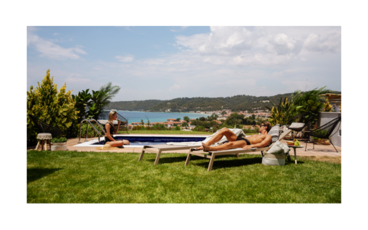 Το πολυτελές συγκρότημα του Soleado Luxury Villas εκτείνεται σε 15 στρέμματα ελαιώνων, στην Κασσάνδρα Χαλκιδικής και αποτελείται από 8 ξεχωριστές βίλες.