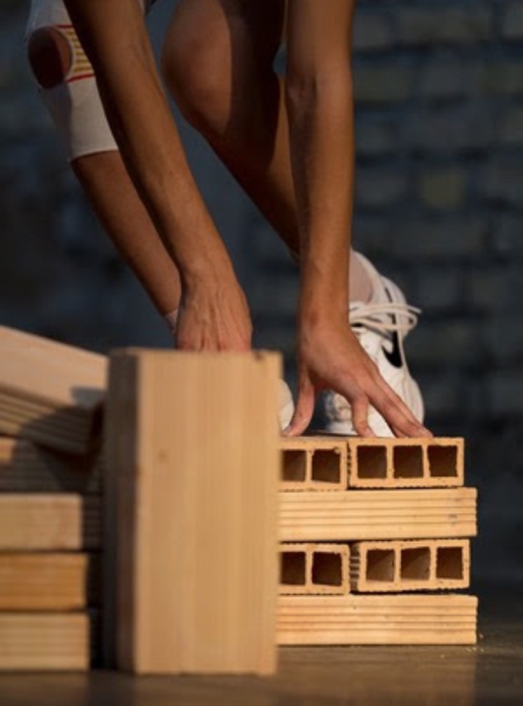 Η Δέσποινα Χαριτωνίδη με την περφόρμανς "Sjimen Says" στον χώρο ΎΛΗ[matter]HYLE