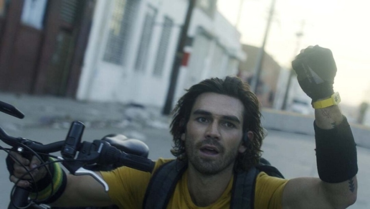 O K.J. Apa στην ταινία «Songbird» του Adam Mason