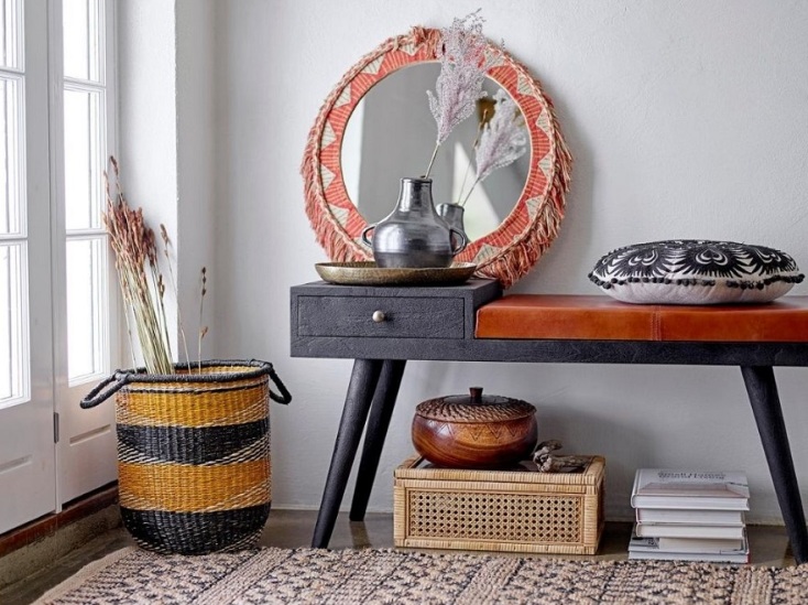 Τραπεζάκι με καθρέφτη και διακοσμητικά καλάθια και κουτιά
