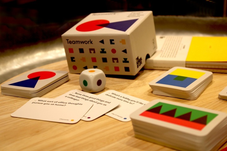 Επιτραπέζιο παιχνίδι με κάρτες και ζάρι