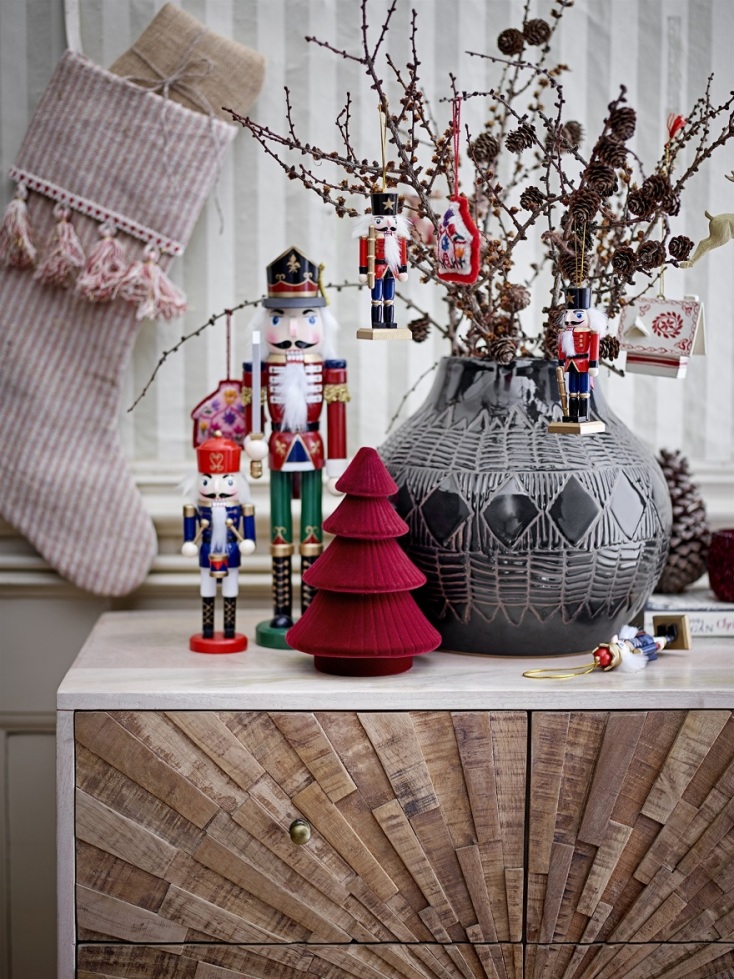 Βάζο δαπέδου και χριστουγεννιάτικα στολίδια