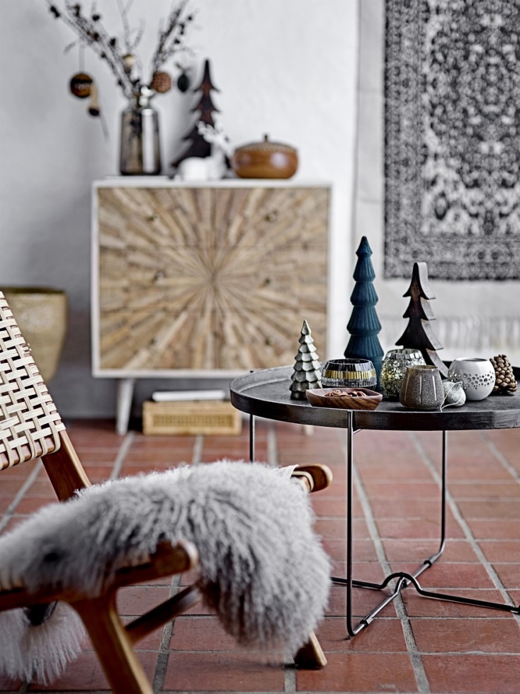 Τραπεζάκι σαλονιού, καρέκλα και έπιπλο με χριστουγεννιάτικα διακοσμητικά αντικείμενα και στολίδια