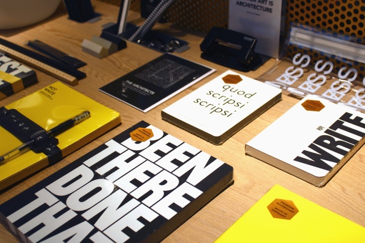 Ημερολόγια και σημειωματάρια απλωμένα πάνω σε τραπέζι