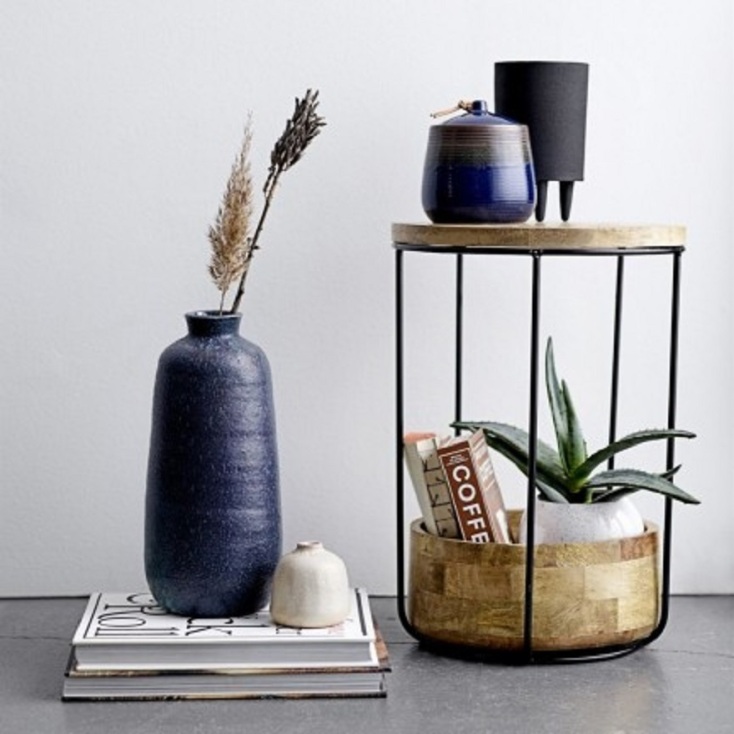 Βάζο πατώματος και τραπεζάκι με βάζα και διακοσμητικά