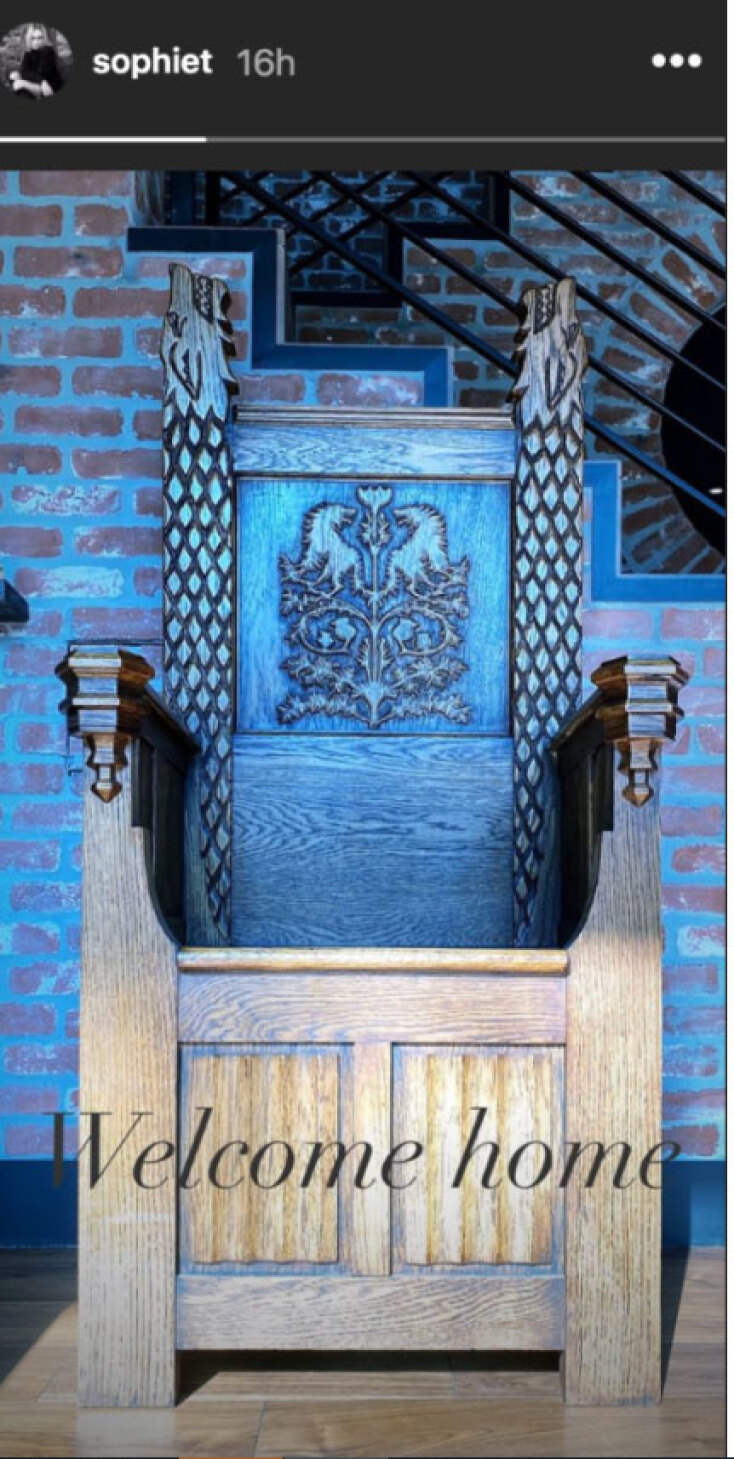 Ο ξύλινος θρόνος στο Γουίντερφελ που πήρε στο σπίτι της η ηθοποιός Sophie Turner aka «Σάνσα Σταρκ»