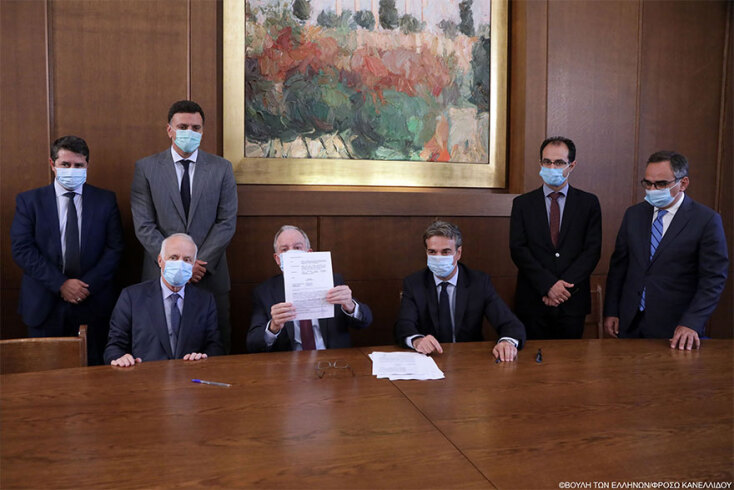 Ο πρόεδρος της Βουλής Κωνσταντίνος Τασούλας κρατά στα χέρια του τη σύμβαση για την κατασκευή 50 νέων κλινών ΜΕΘ στο νοσοκομείο «Σωτηρία» | Δωρεά του ελληνικού Κοινοβουλίου, ύψους 8 εκατ. ευρώ