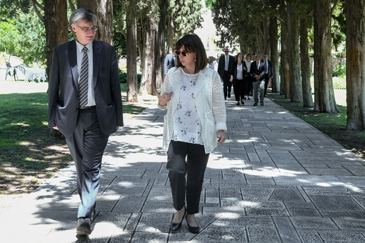 Την ευκαιρία να συνομιλήσει με τον Σωτήρη Τσιόδρα είχε η Αικατερίνη Σακελλαροπούλου - Το τετ α τετ στον κήπο του Προεδρικού Μεγάρου