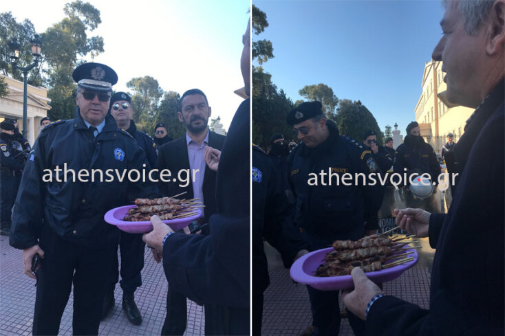 Ο πρόεδρος της ΠΟΕΔΗΝ προσφέρει σουβλάκια στους αστυνομικούς