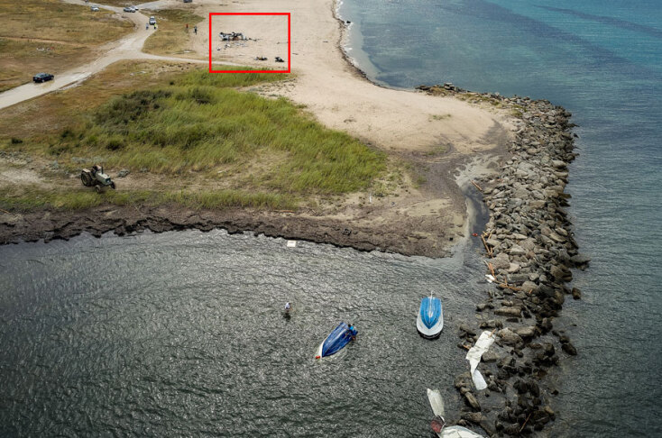 Καταστροφές στη Σωζόπολη Χαλκιδικής - Πανοραμική εικόνα - Με κόκκινο χρώμα το μοιραίο τροχόσπιτο