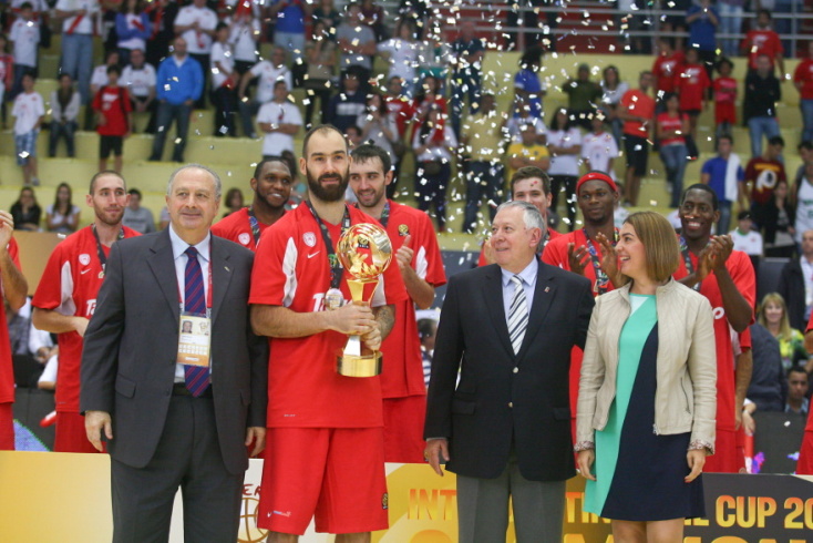 Ο Βασίλης Σπανούλης με το Διηπειρωτικό Κύπελλο στα χέρια μετά τη νίκη του Ολυμπιακού επί της Πινιέιρος Σκάι στην Βραζιλία