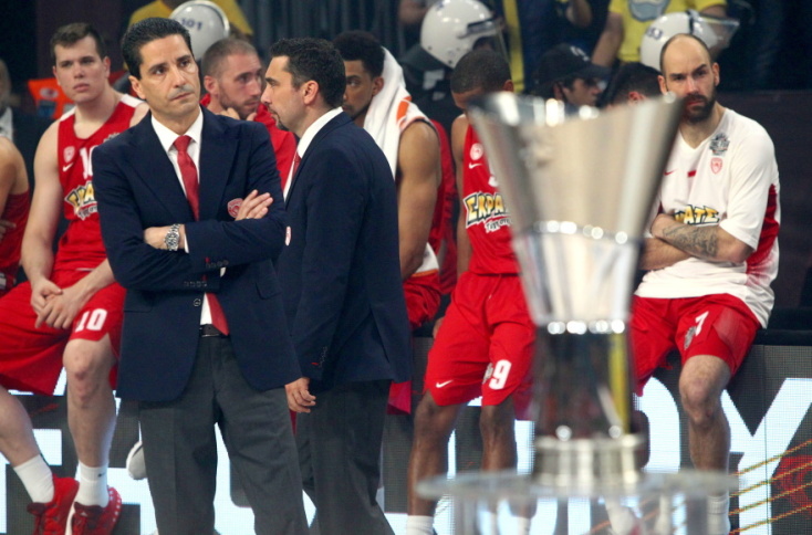 Το τρόπαιο της Euroleague, ο Γιάννης Σφαιρόπουλος και ο Σπανούλης μετά τον χαμένο τελικό κόντρα στην Φενέρμπαχτσε