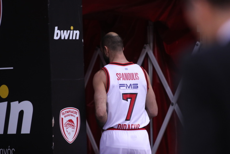 Ο Βασίλης Σπανούλης αποχωρεί μετά τον αγώνα του Ολυμπιακού κόντρα στην Χίμκι