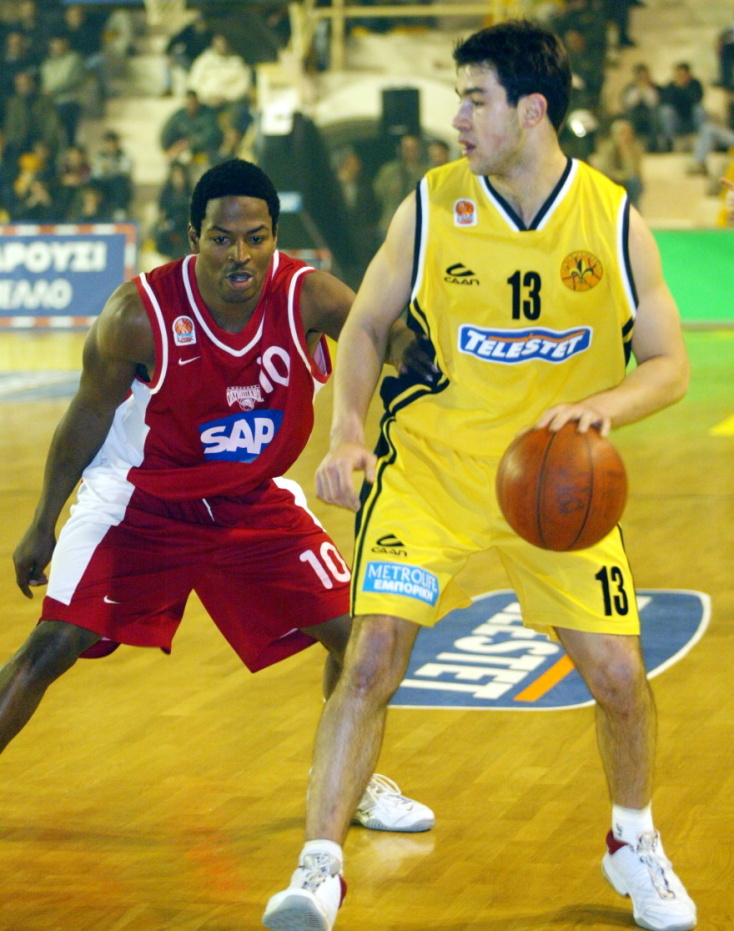 Ο Βασίλης Σπανούλης κόντρα στον Ολυμπιακό με τη φανέλα του Αμαρουσίου