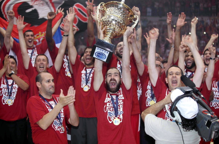 Ο Βασίλης Σπανούλης σηκώνει στο ΣΕΦ το πρώτο πρωτάθλημα του Ολυμπιακού μετά από 15 χρόνια