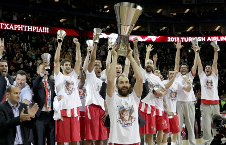 Ο Βασίλης Σπανούλης σηκώνει το τρόπαιο της Euroleague μετά τη νίκη του Ολυμπιακού επί της Ρεάλ Μαδρίτης με 100-88