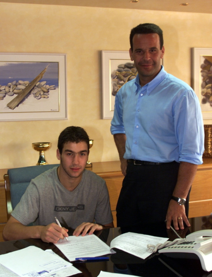 Ο Βασίλης Σπανούλης υπογράφει το 2001 στο Μαρούσι του Άρη Βωβού