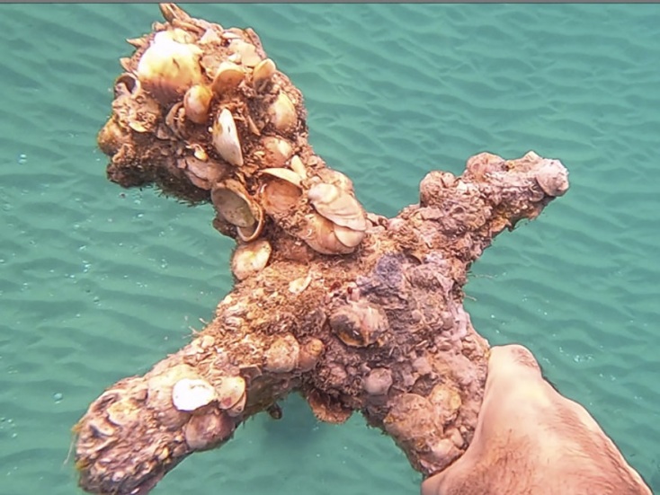 σπαθί 900 ετών που πιστεύεται ότι ανήκε σε σταυροφόρο ιππότη ανακαλύφθηκε από δύτη στις ακτές του Ισραήλ