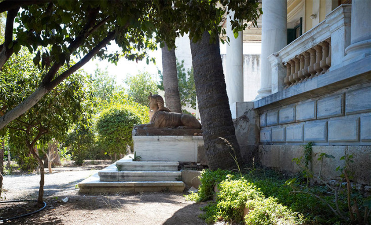 Στο ύψος του τρίτου σκαλοπατιού, δεξιά και αριστερά, στέκονται δύο αιγυπτιακές σφίγγες