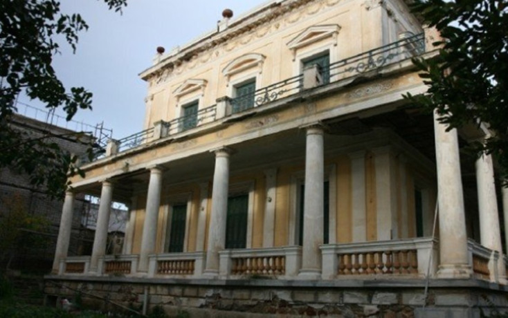 Πάνω στις πλατιές τετράγωνες κεφαλές των κιόνων στηρίζεται η βεράντα του άνω ορόφου