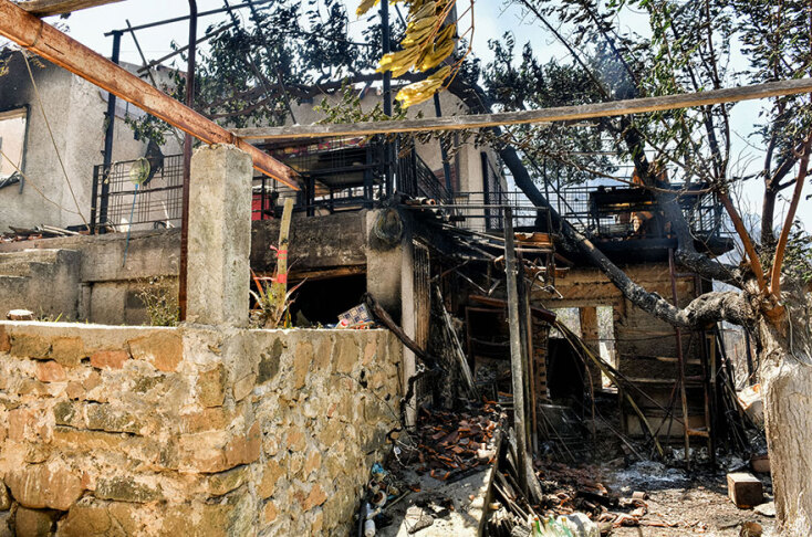 Η φωτιά που ξεκίνησε από τον Σχίνο Κορινθίας, κατέστρεψε σπίτι στον οικισμό Βαμβακιές