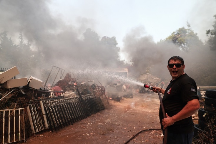 Στιγμιότυπο από τη φωτιά που καίει στην περιοχή της Σταμάτας - Μάχη για την κατάσβεση 