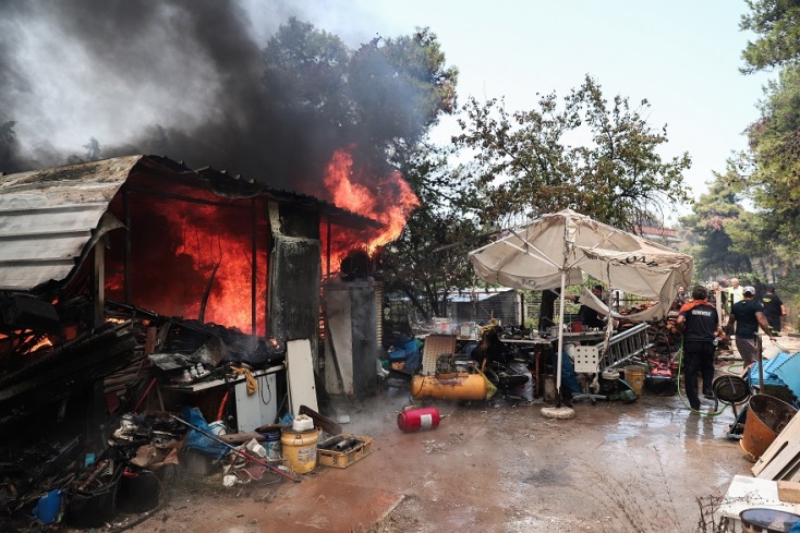Στιγμιότυπο από τη φωτιά που καίει στην περιοχή της Σταμάτας - Μάχη για την κατάσβεση 